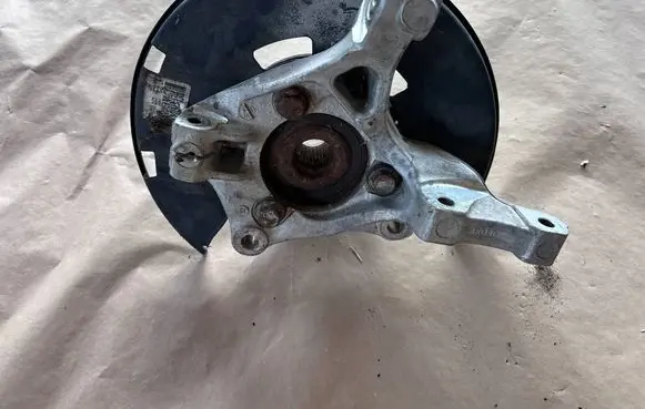 Opel Astra J Front wheel hub 13324458