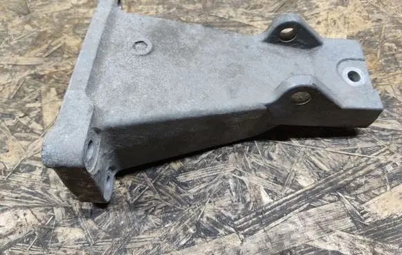 Nissan X-Trail T31 Engine mounting bracket