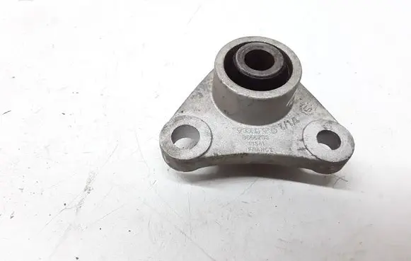 Volvo V70 Engine mount bracket 8666205