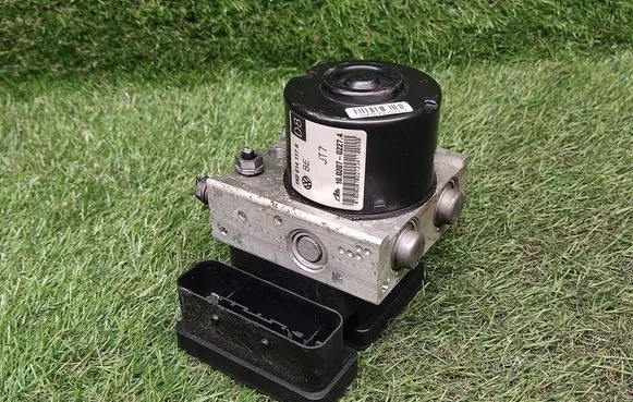 Skoda Octavia Mk2 (1Z) ABS Pump 1K0614117S