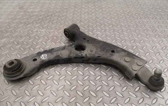 Volvo XC40 Front lower control arm/wishbone 32221282