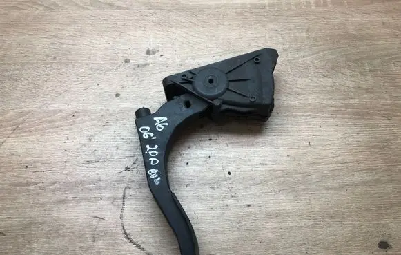 Accelerator throttle pedal
