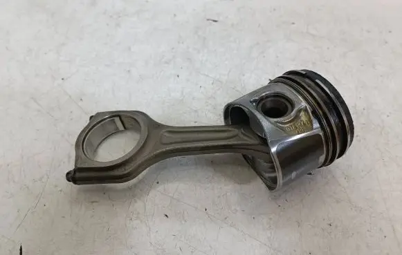 Peugeot 208 Piston with connecting rod