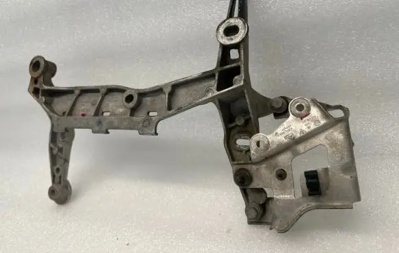 Volkswagen Touareg I Pneumatic air compressor holding bracket 7L0616879 7L0616251