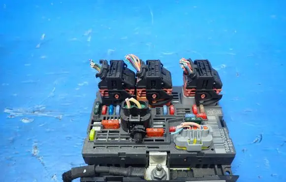 Citroen C4 I Picasso Fuse module 9666700480