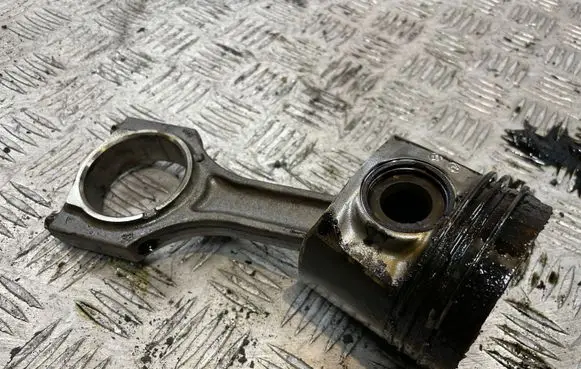 BMW 7 G11 G12 Piston with connecting rod