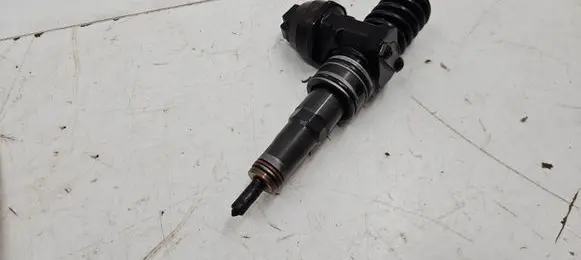 Volkswagen PASSAT B6 Fuel injector 038130073BQ