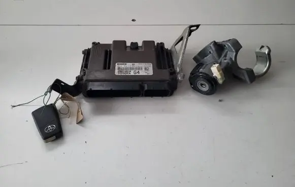 Toyota Avensis T270 Engine control unit/module 8966105G40 8978305030