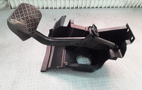 Mercedes-Benz C W203 Brake pedal 829400UQ2