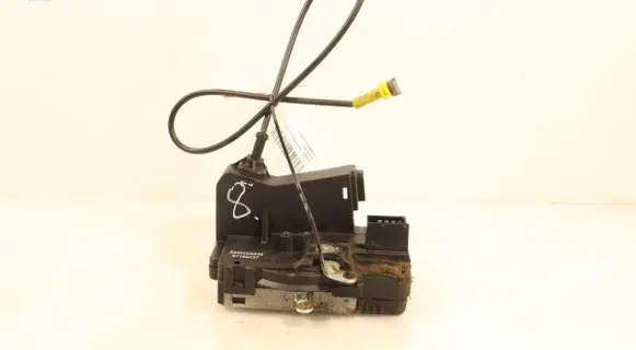 Opel Vivaro Front door lock 8200008246