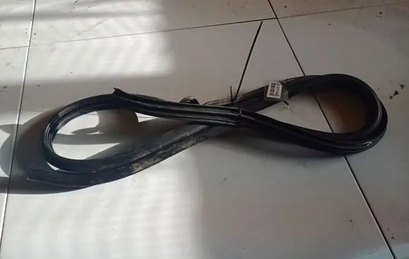 Toyota Avensis T250 Rubber seal front coupe door 