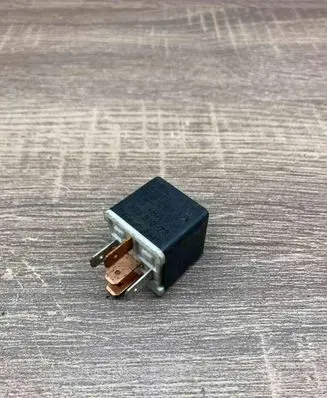 Volkswagen PASSAT B4 Other relay 4RA00351073 9130269