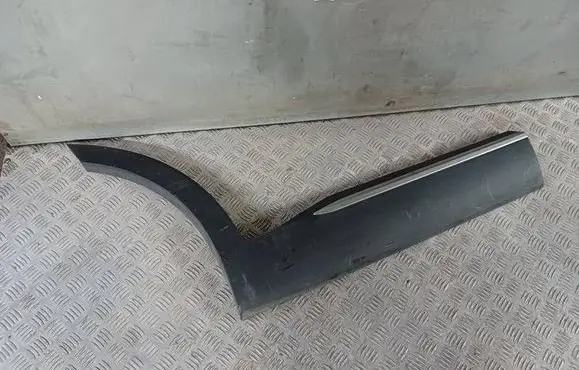 Rear bumper trim bar molding