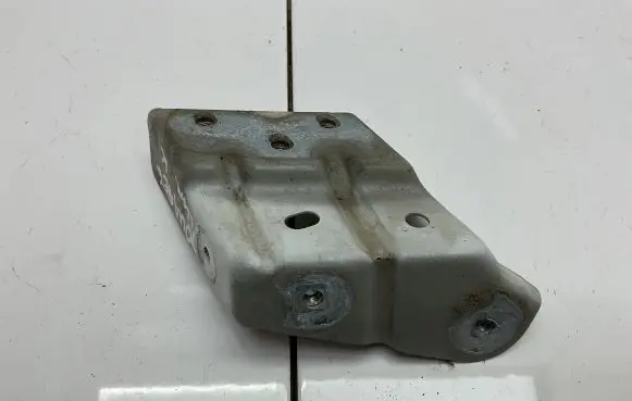 Volkswagen Touareg II Fender mounting bracket 7P6821151A