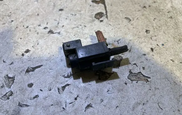 Toyota RAV 4 (XA40) Turbo solenoid valve 70231800 15T188 7810831