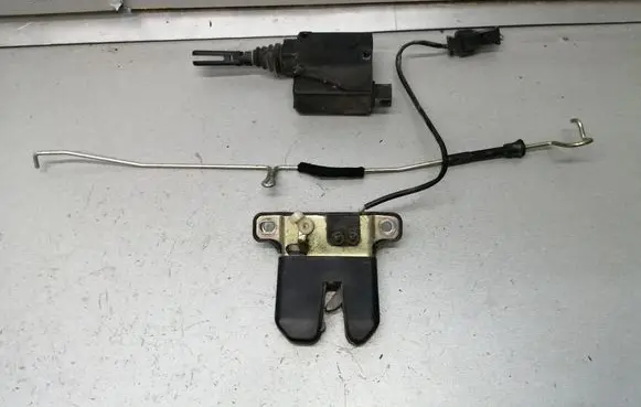 Audi A8 S8 D2 4D Tailgate/trunk/boot lock/catch/latch