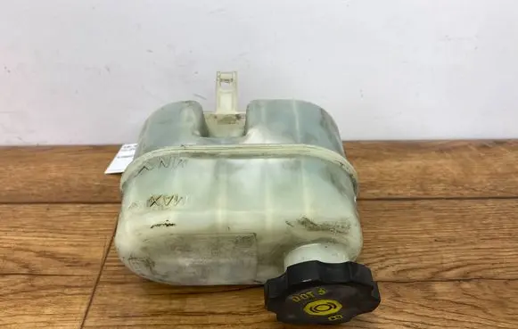 Cadillac Escalade IV Brake fluid reservoir ZBIORESCAHAM
