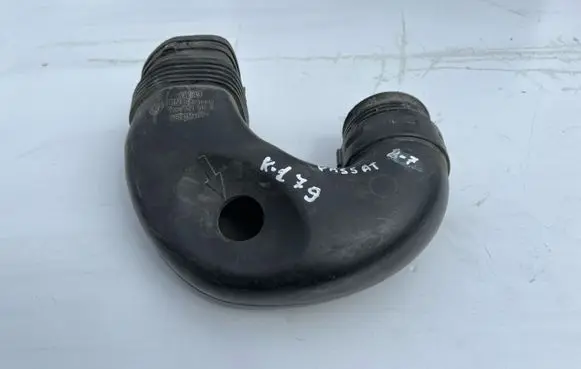 Volkswagen PASSAT B7 Air intake duct part 3C0129618D