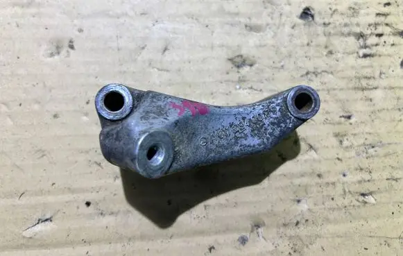 Mercedes-Benz Vito Viano W638 A/C compressor mount bracket A6112340039