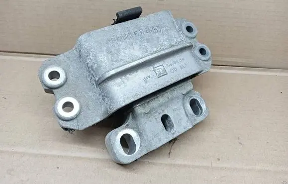 Skoda Octavia Mk2 (1Z) Engine mount bracket 1K0199555CB