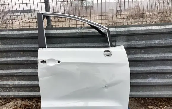 Chrysler Pacifica Front door