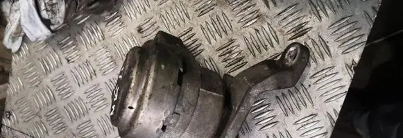 Ford Mondeo MK IV Engine mount bracket