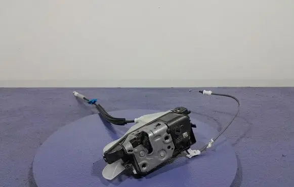 Chevrolet Combo Front door lock 16943580