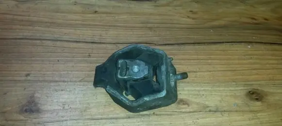 Audi A6 S6 C4 4A Engine mount bracket 4a0399151d Nenustatyta
