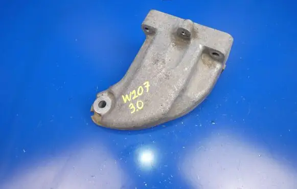 Mercedes-Benz E A207 Engine mounting bracket A6422231004 2231004