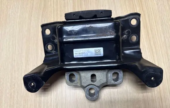 Seat Leon (5F) Engine mount bracket 5Q0199555T