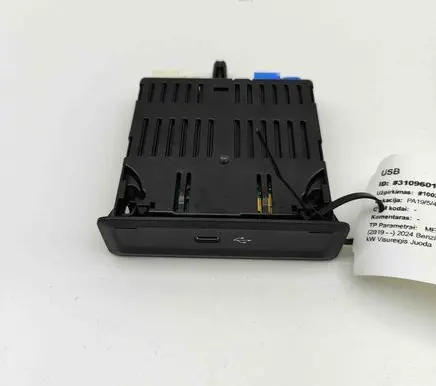 Mercedes-Benz GLE W167 USB socket connector A1678202103