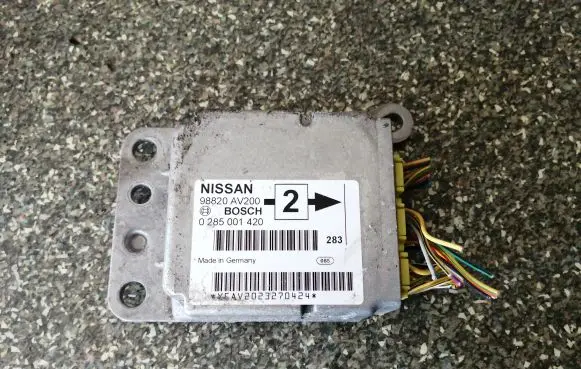 Nissan Primera Airbag control unit/module 98820AV200 0285001420