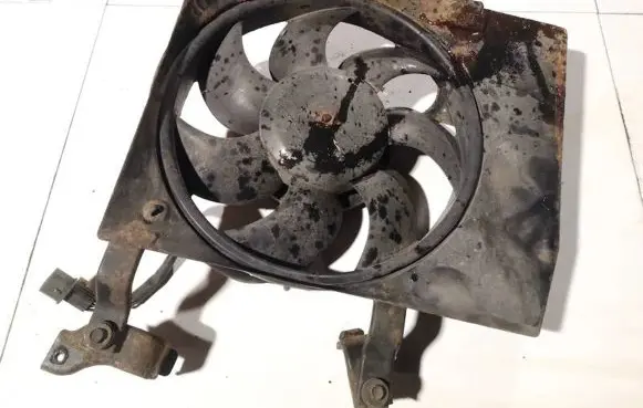 Radiator cooling fan shroud