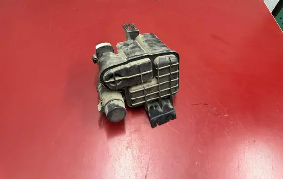 Chrysler Pacifica Active carbon filter fuel vapour canister 52030368AE P52030368AE