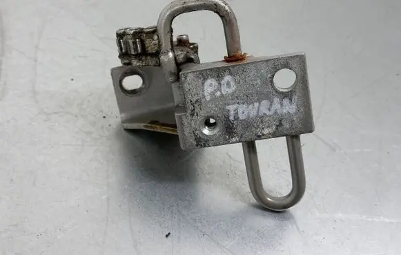 Volkswagen Touran I Front door lower hinge 1T0831412C
