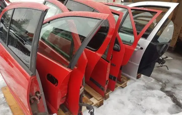 Peugeot 106 Rear door raudonos
