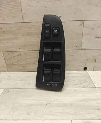 Toyota Avensis T250 Electric window control switch 8482005100