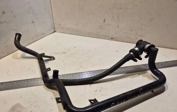 Volkswagen PASSAT B5 Engine coolant pipe/hose 058103213C