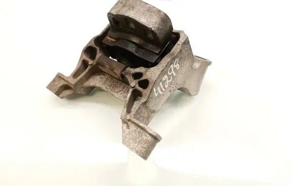 Mazda 5 Engine mount bracket