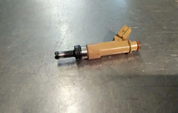 Toyota Prius (XW30) Fuel injector 2325037010