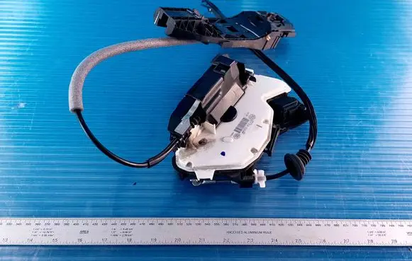 Volkswagen Golf VII Rear door lock 5K4839016Q