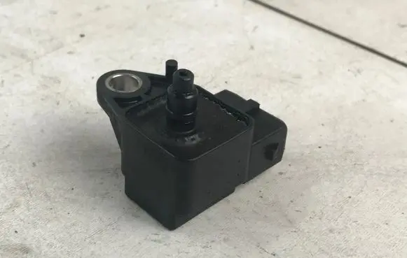 BMW 5 E39 Air pressure sensor 2246977 7E10 5850801