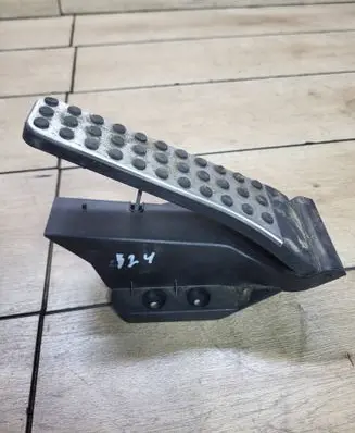 Mercedes-Benz E C207 W207 Accelerator throttle pedal A2043000182 91793910