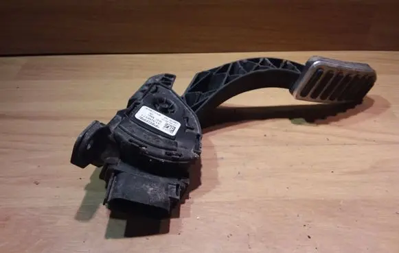 Volvo XC60 Accelerator throttle pedal 31329371