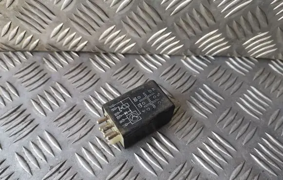 Mercedes-Benz W123 Fuel pump relay 0015450705 896309