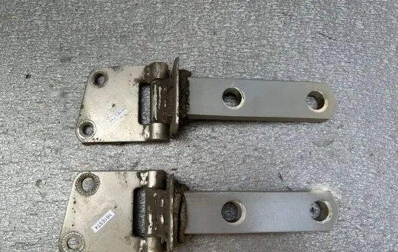 Nissan Patrol Y61 Tailgate hinge 90401VB060