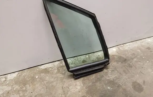 Toyota Sienna XL40 IV Front door vent window glass four-door 6821508010