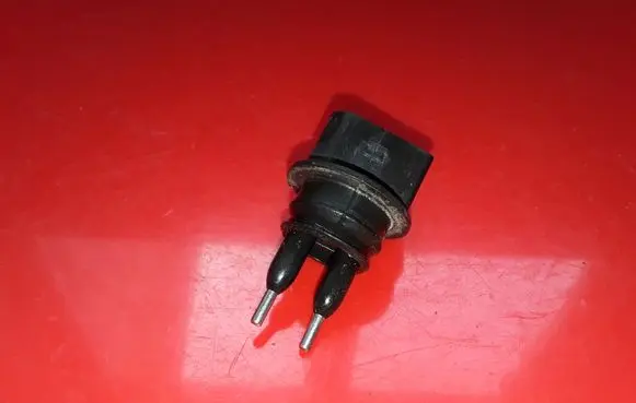 Volkswagen Touareg I Windshield washer fluid level sensor 7M0919376 95VW17K656AA