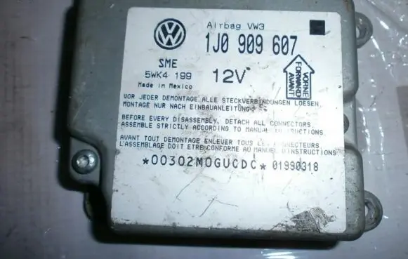 Volkswagen PASSAT B5 Airbag control unit/module 1J0909607 5WK4199VW3