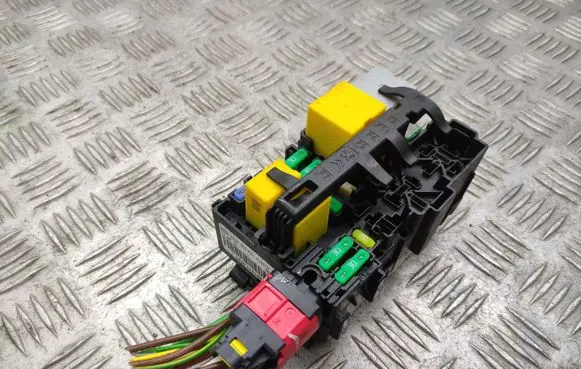 Peugeot 308 Fuse module 9806192580